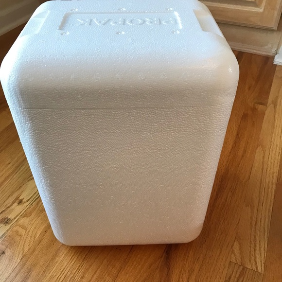 Styrofoam cooler - Picture 1 of 3